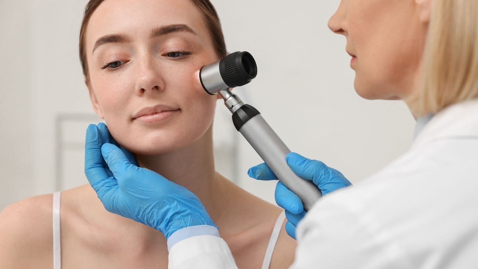 Dermatologia a Sandrigo: cura della pelle su misura Il Poliambulatorio BluMedica offre un servizio completo di dermatologia a Sandrigo, rivolto a pazienti di tutta la provincia di Vicenza. Le visite dermatologiche sono dedicate alla diagnosi e al trattamento delle principali patologie cutanee, come acne, dermatiti, psoriasi, micosi e lesioni sospette. Grazie a un’équipe medica qualificata, ogni paziente riceve un percorso personalizzato basato sulle proprie esigenze cliniche. Il centro è facilmente raggiungibile da Dueville, Montecchio Precalcino e Thiene, diventando un punto di riferimento per chi cerca uno specialista della pelle affidabile. Durante la visita viene effettuata un’attenta valutazione clinica, con eventuali esami diagnostici mirati. BluMedica garantisce professionalità, tempi rapidi e un approccio orientato al benessere della persona. Prenotare una visita dermatologica è semplice e veloce, con possibilità di contatto telefonico o online. Affidarsi a BluMedica significa scegliere un servizio di dermatologia moderno e qualificato vicino a casa.